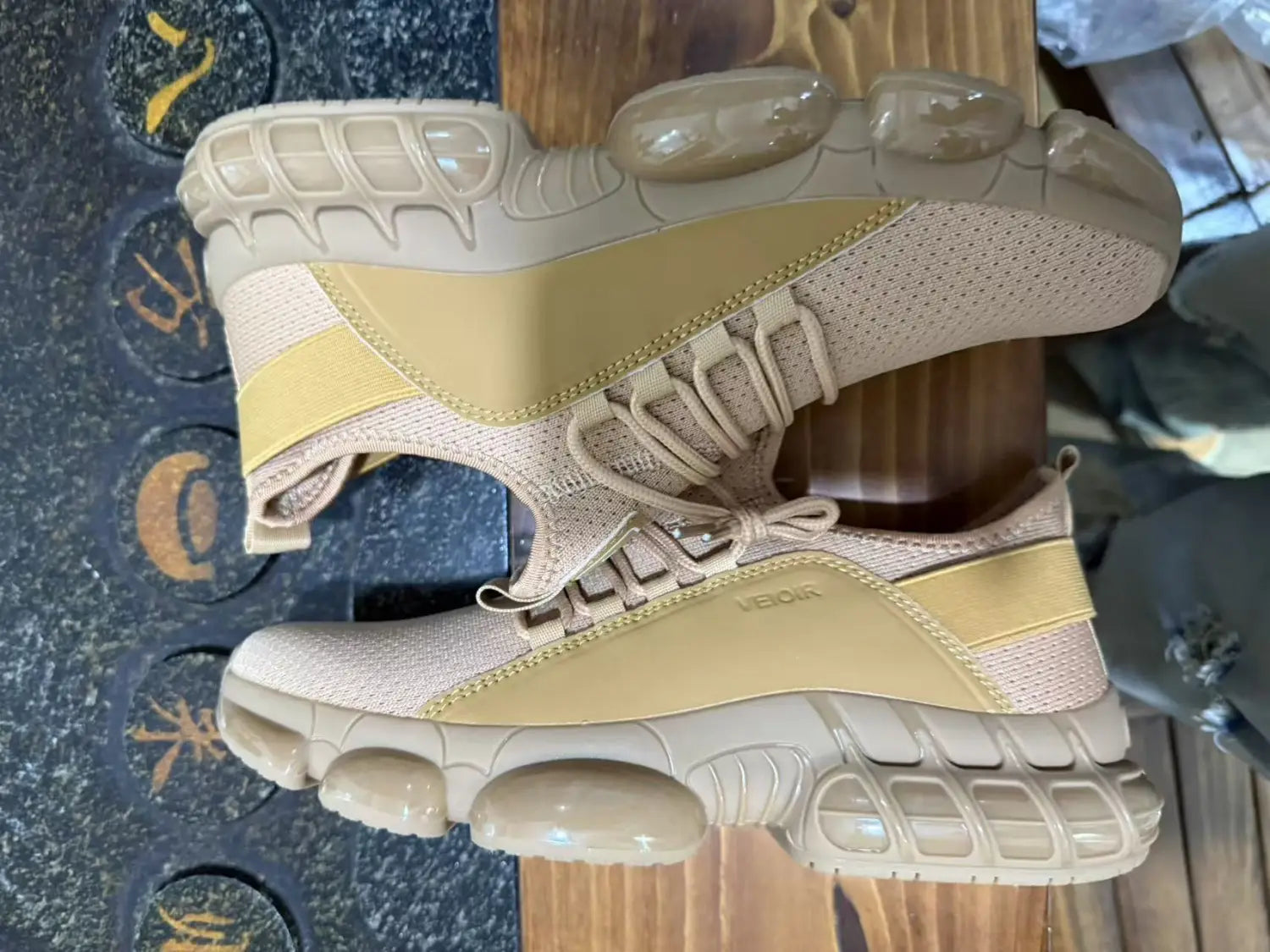 Beige- und senfgelbe klobige Mesh-Laufsneaker mit einem leichten, atmungsaktiven Design und einer durchscheinenden Bubble-Sohle.