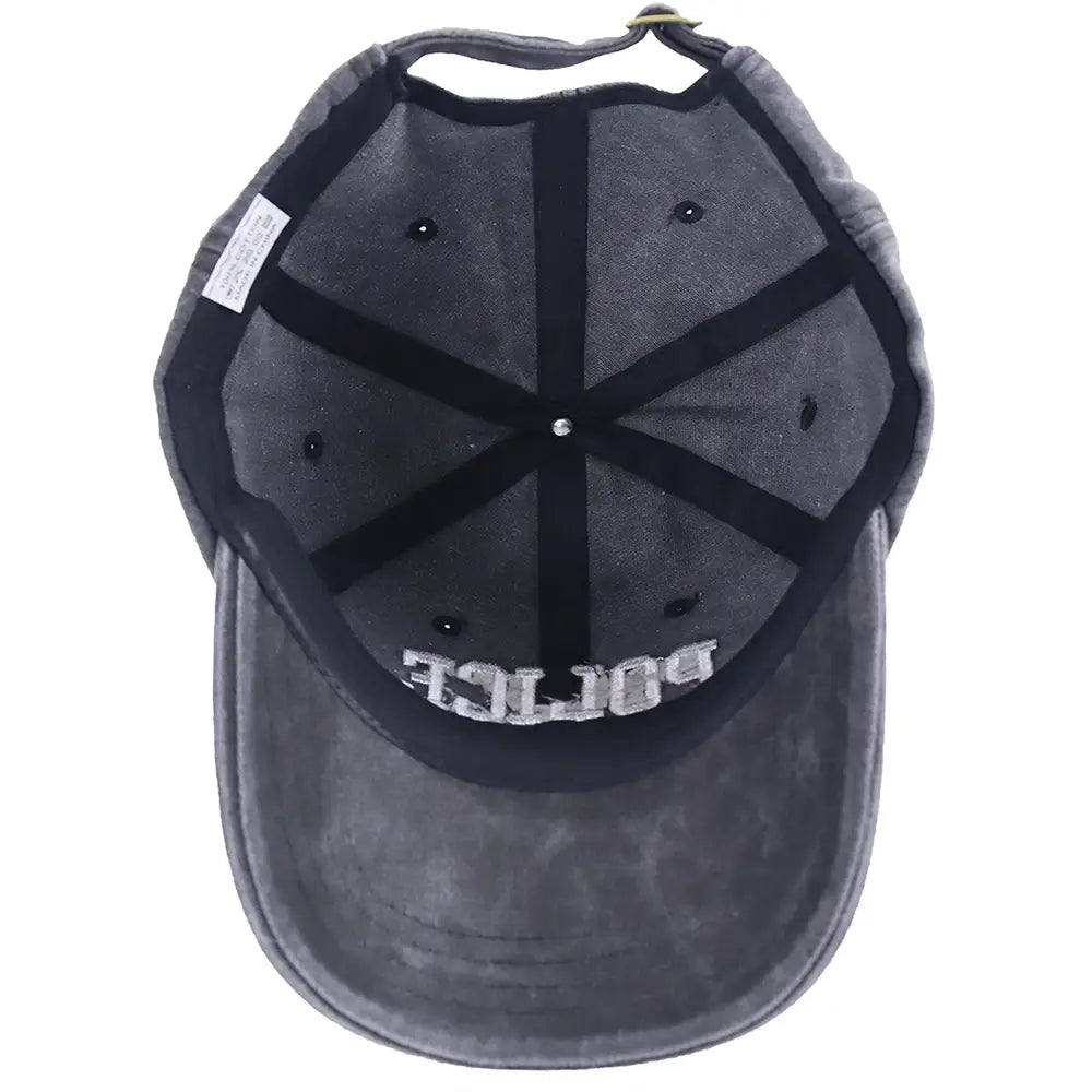 Una gorra de béisbol de algodón para "police mom" en color gris oscuro con aspecto desgastado, que incluye una correa ajustable negra y letras blancas de "police" bordadas a lo largo del frente de la visera.