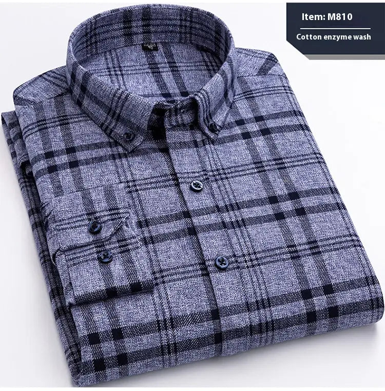 Sorgfältig gefaltetes Hemd Slim Fit mit Karomuster aus Baumwolle für Herren mit einem Blau-Schwarz-Muster aus enzymgewaschtem Stoff.