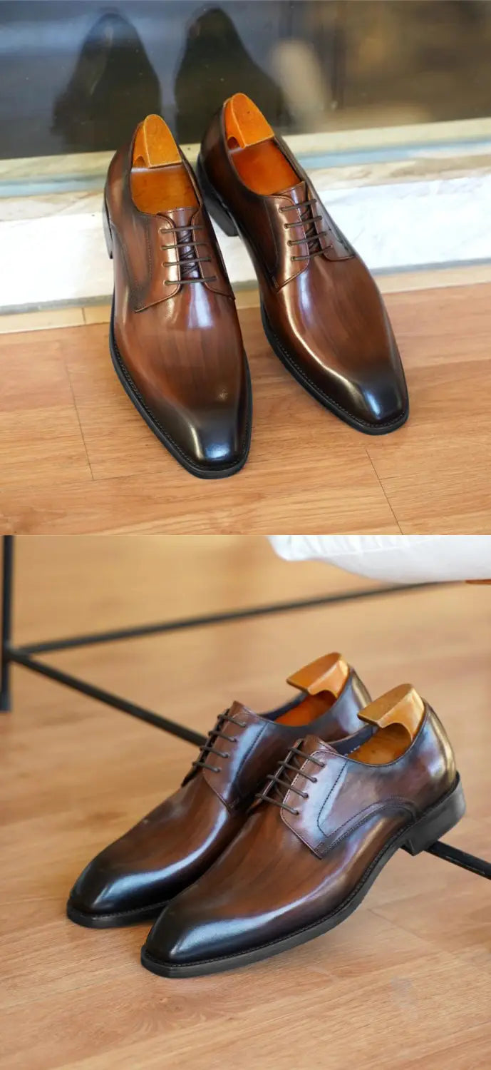 Herren-Oxfordschuhe mit eckiger Kappe aus beschichtet wirkendem Leder in poliertem Braun mit spitzer Kappe und kontrastierender orangener Innenfutterauskleidung.