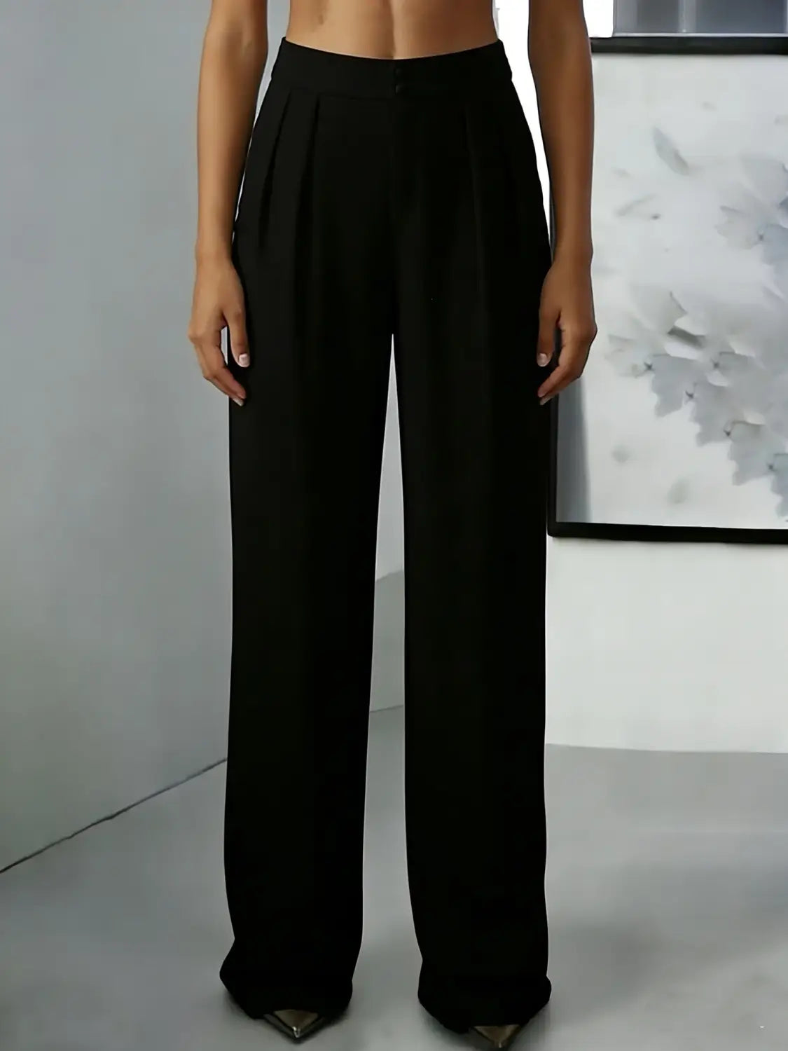 Pantalons noirs à taille haute et jambes larges avec des détails plissés et une coupe sur mesure élégante, adaptés aux tenues formelles et professionnelles