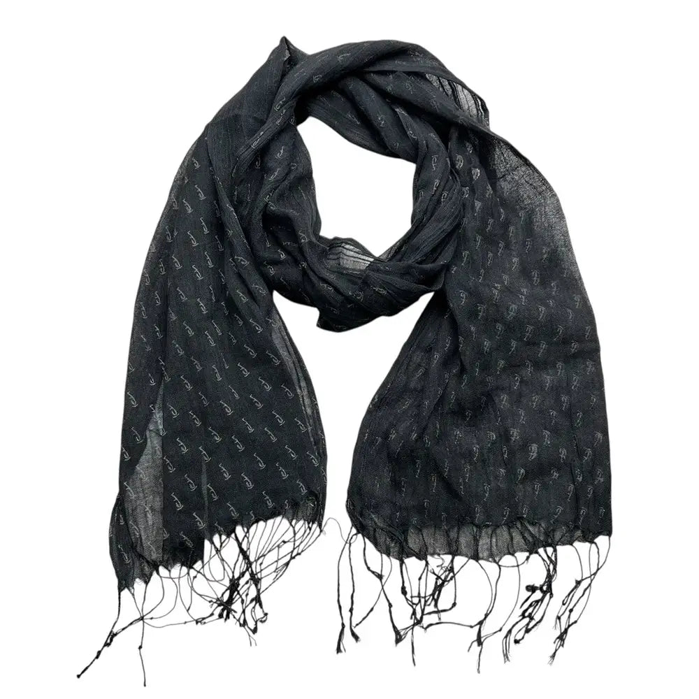 Écharpe en viscose noire imprimée, composée d’un tissu noir transparent présentant un motif répétitif discret et des bords frangés, conçue comme une élégante étole pour la soirée.