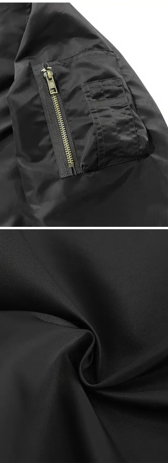 Herren-Satin-Bomberjacke in schwarzem Nylon mit einem Reißverschluss-Taschenfach und einem metallischen Reißverschluss mit Kontrastfutter.