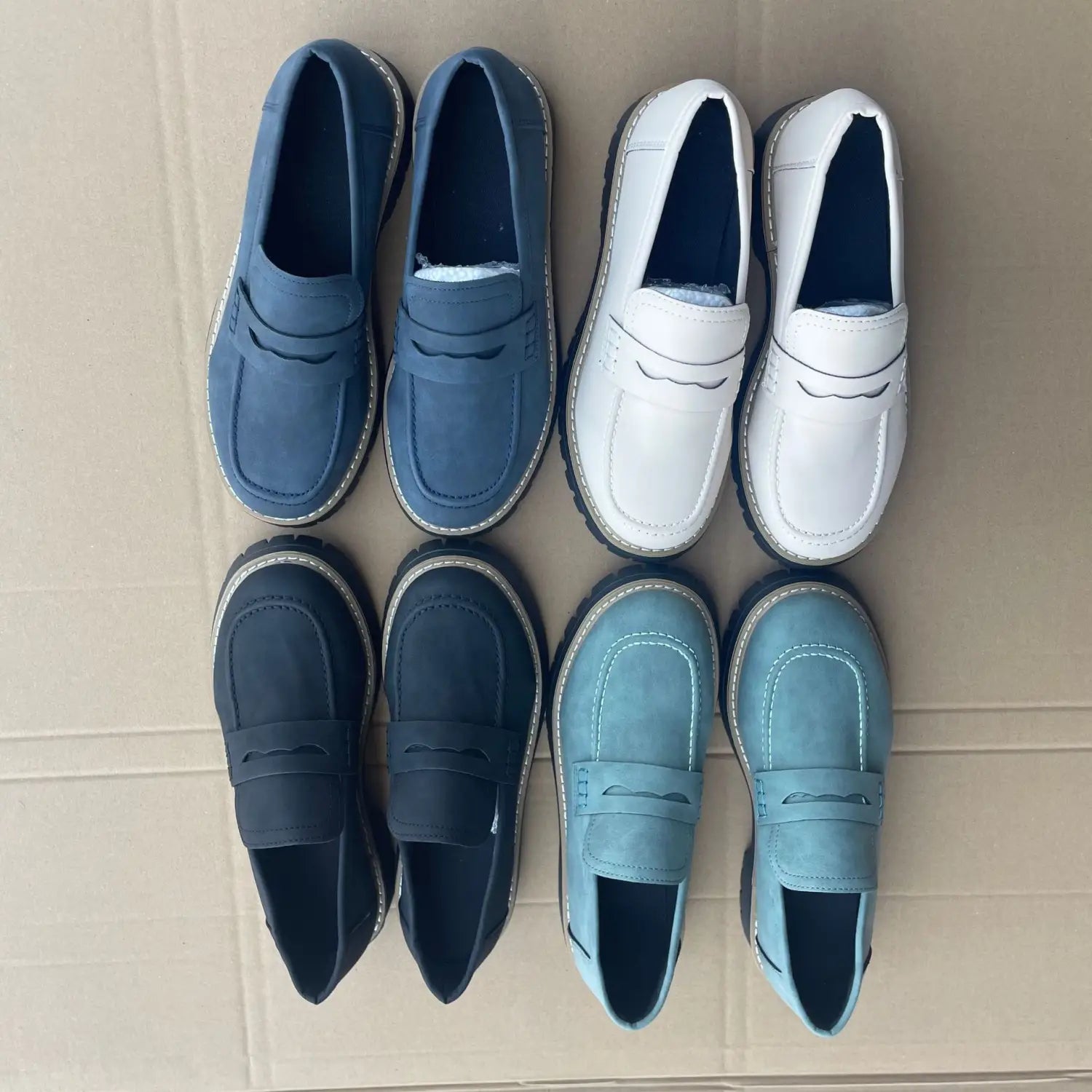 Plateau-Loafer aus Wildleder für Damen in Blau und Weiß mit kräftigen Sohlen, entworfen für den Freizeitgebrauch.