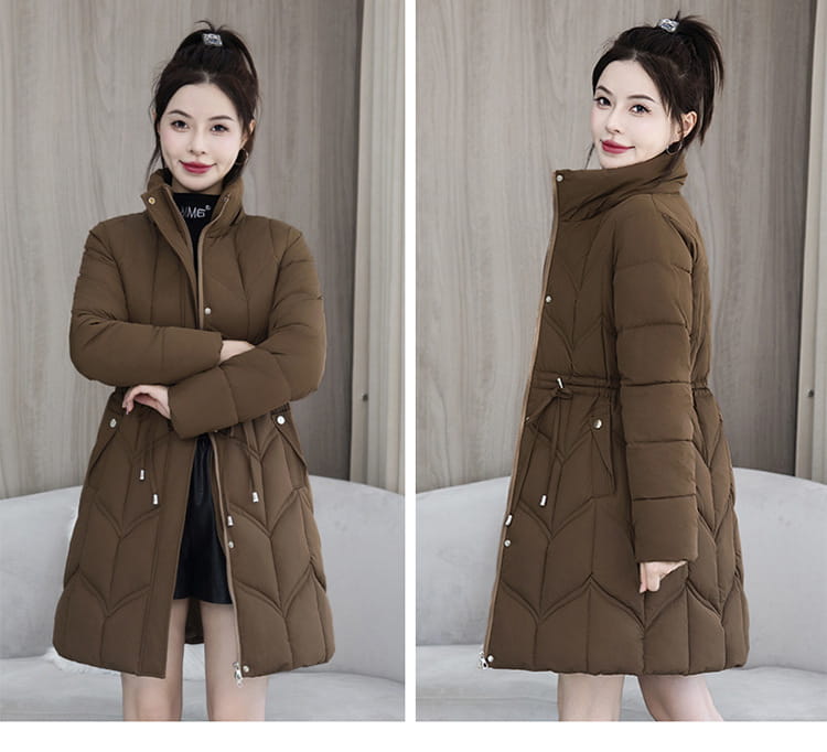 Eine stilvolle braune gesteppten Winterjacke aus Baumwolle mit Pelzkragen, hohem Kragen, vorderem Reißverschluss und dekorativen silberfarbenen Zierknöpfen.