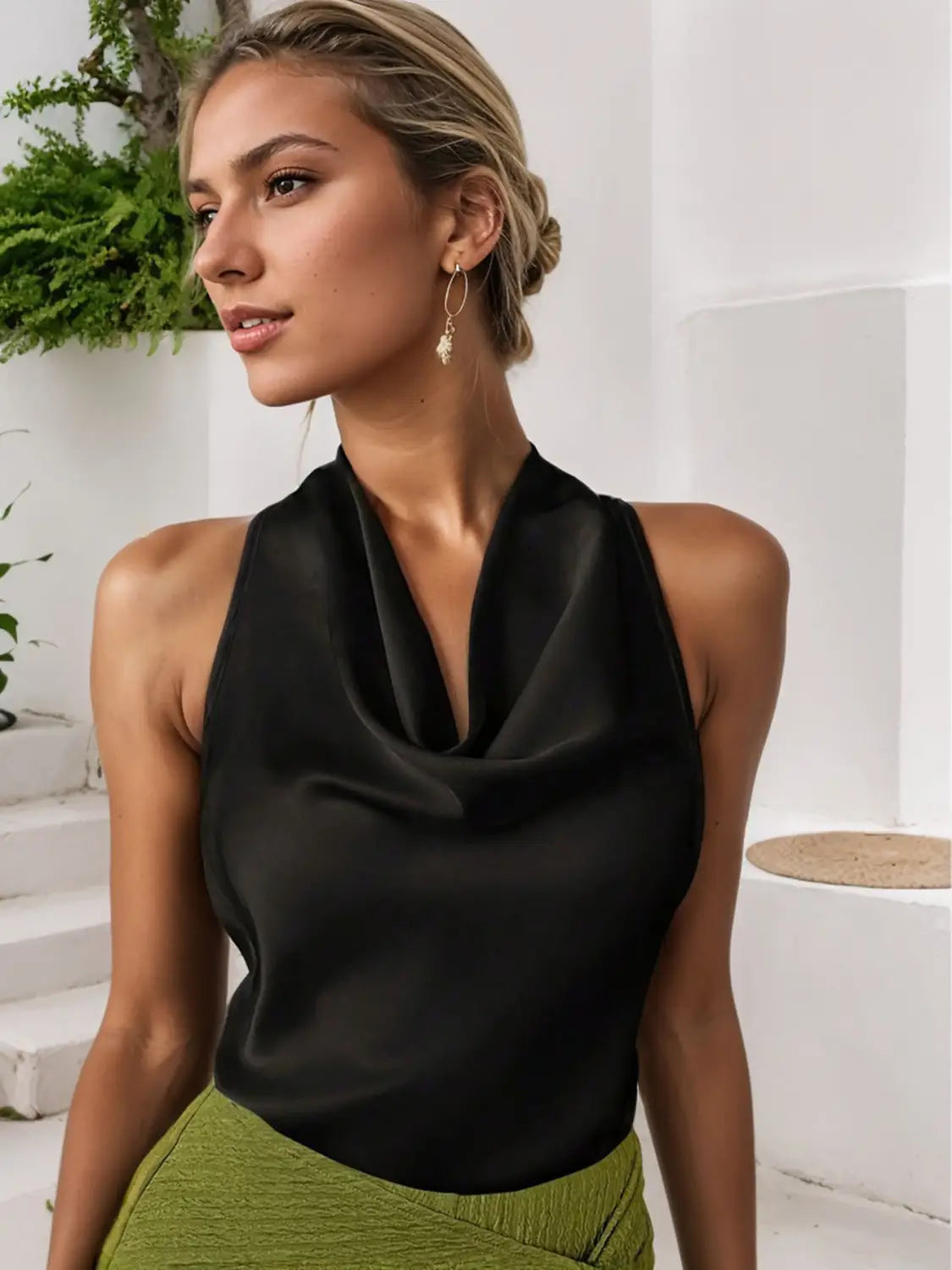 Schwarzes Satin-Haltertop mit drapiertem Cowl-Ausschnitt, aus geschmeidigem Satin gefertigt für einen eleganten Look am Abend.