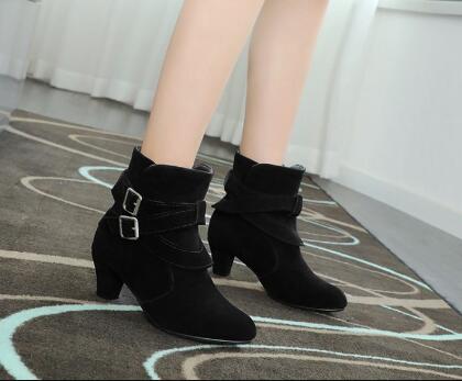 Botines de ante de cuero negro con correas de hebilla plateada y un tacón de bloque bajo para un uso elegante