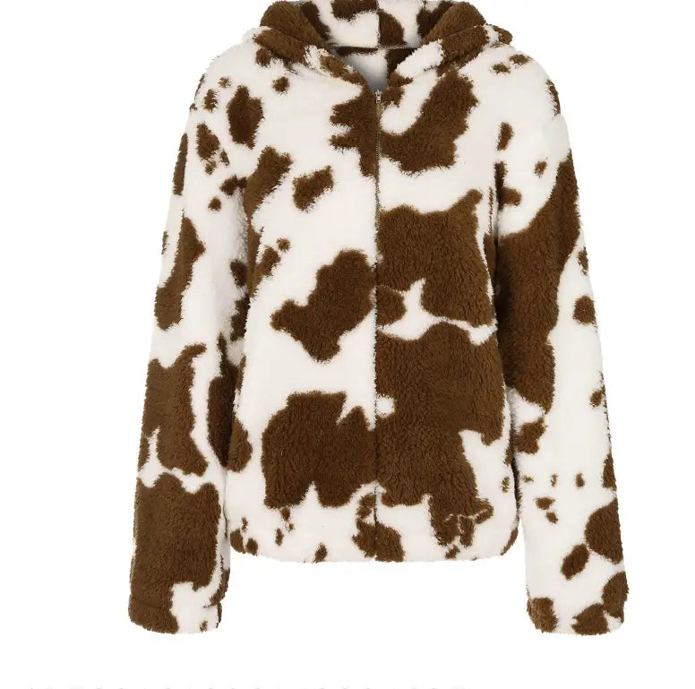 Una chaqueta acolchada tipo zip-up marrón y blanca con estampado de vaca, hecha de piel sintética y con capucha.