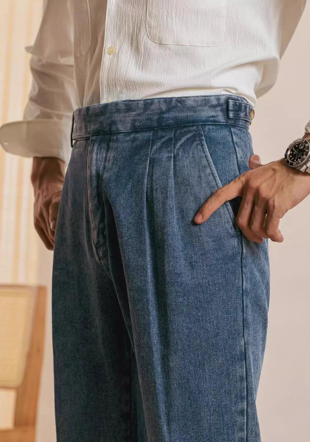 Pantalon en denim bleu pour hommes à taille haute, plissé, à coupe décontractée, avec un léger délavage et une conception confortable.