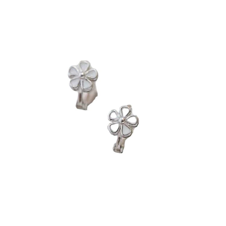 Silberne Daisy-Enamel-Blumen-Clip-auf-Ohrringe mit Durchbruch-Design und weißen Emaille-Zentren.