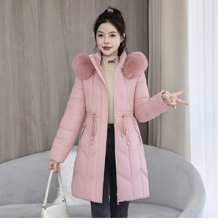 Eine rosa gesteppten Winterjacke aus Baumwolle mit Kapuze am Pelzkragen und Tunnelzug in der Taille, ausgelegt für kaltes Wetter.