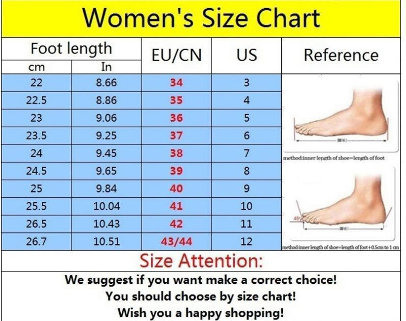 Tabla de tallas de calzado para mujeres con una tabla azul y amarilla que muestra la longitud del pie en centímetros y pulgadas, tallas UE, CN y US, longitudes de calzado de referencia, e ilustraciones del pie para sandalias de cuña con falda de flores, sandalias retro de cuero perforado para playa y sandalias de cuero tipo hollow.