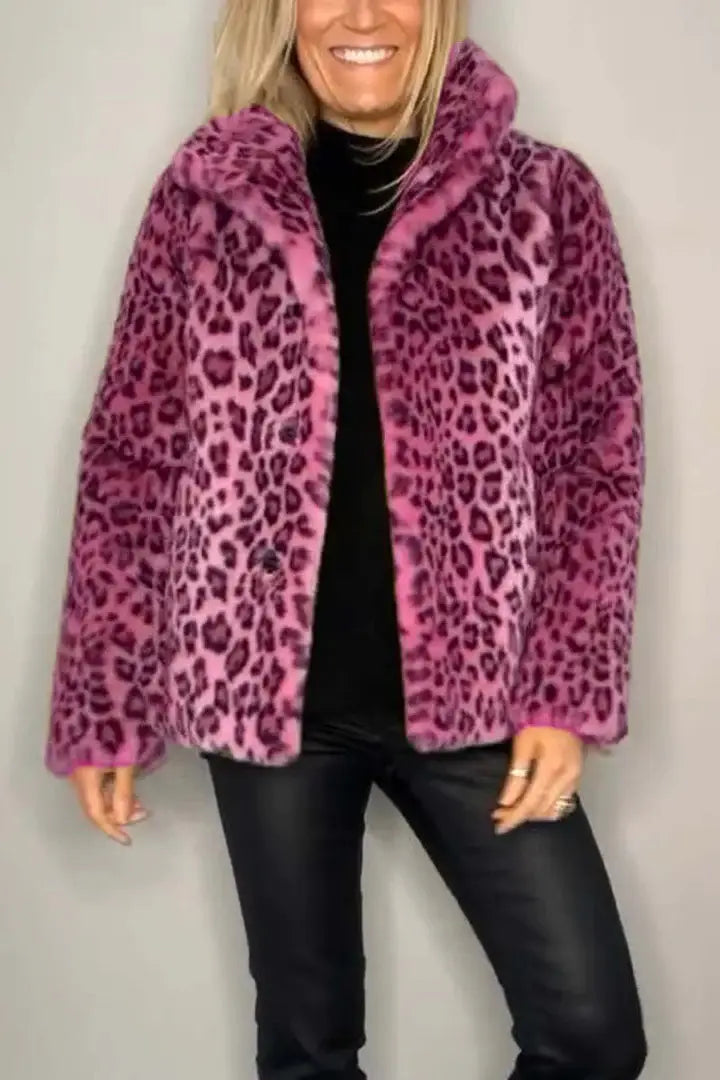 Ein besonders weicher Mantel aus Kunstfell mit Leopardenmuster in Rosa und Lila, mit Kapuze.
