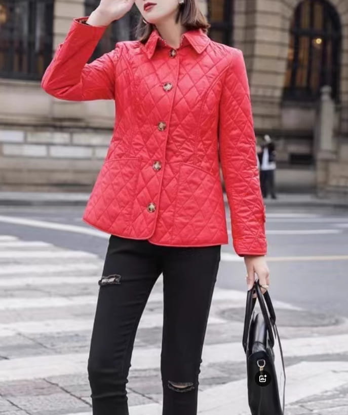 Eine leuchtend rote wattierte Baumwolljacke im Slim-Fit-Design mit goldfarbenen Knöpfen und klassischem Kragen.