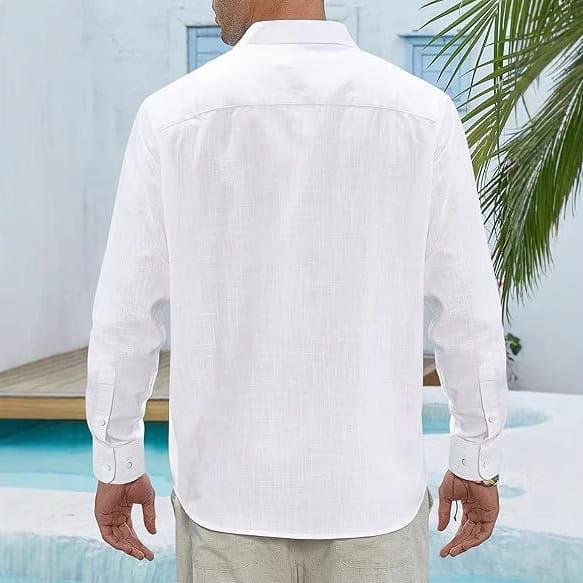 Chemise en lin à manches longues avec poches blanches, dotée d’un tissage légèrement texturé et d’une patte boutonnée sur l’avant.