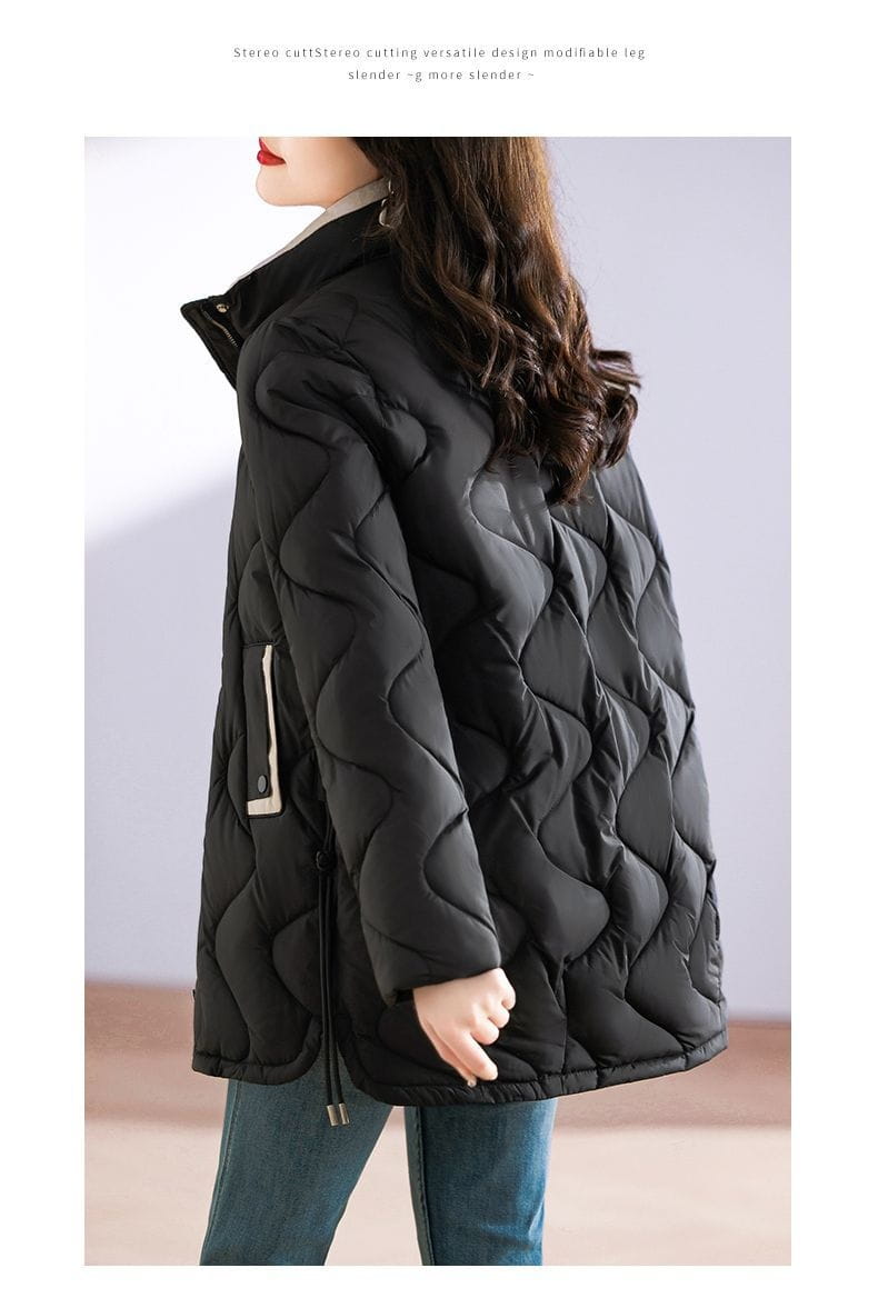 Abrigo acolchado acolchado negro tipo puffer con patrón romboidal y detalles de cremallera blanca en un abrigo de invierno marrón acolchado de algodón con relleno.