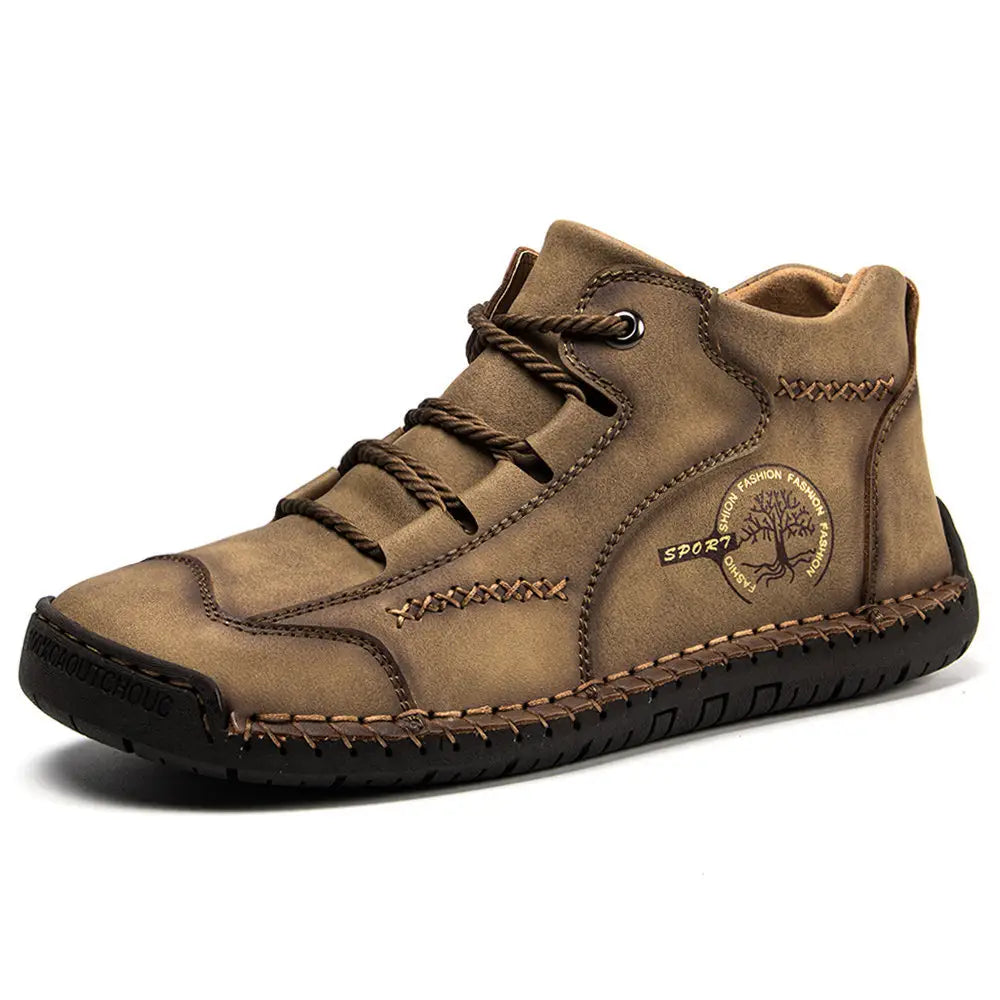 Tennis-Sneaker aus hellem Leder im High-Top-Stil mit braunen Schnürsenkeln und schwarzer Gummisohle, mit einem Vintage-Design, das von Hand genäht ist.