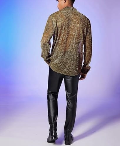 Ein Herren Metallic-Shimmer-Langarmhemd in Gold und Schwarz mit einem strukturierten Muster und einem hohen Kragen.