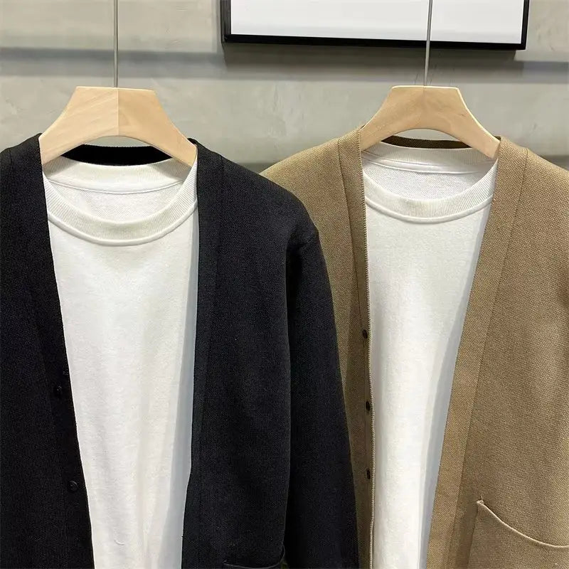 Zwei Herren-Strickcardigans in Dunkelcharcoal und Beige mit strukturiertem Strickstoff und schwarzen Knöpfen vorne