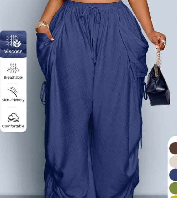 Dunkelblaue Viskose-Faltenrockige High-Waist-Cargo-Hosen mit weitem Bein mit Seitentaschen und Kordelzugbund, frontal abgebildet