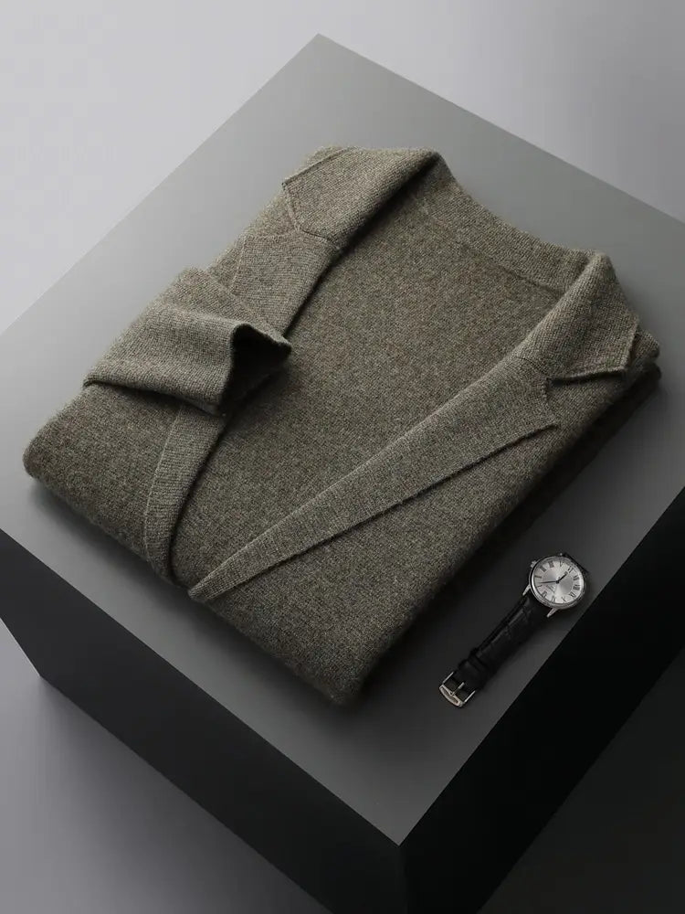 Ein ordentlich gefalteter Herren V-Ausschnitt-Strickjacke aus olivgrünem Cardigan-Blazer aus Wolle mit klassischem Kragen und strukturierten Schultern.