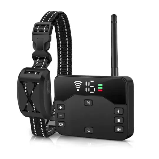 Système de clôture sans fil pour chien et collier de dressage 2 en 1 comprenant un collier sans fil noir et une télécommande avec écran numérique affichant la force du signal, le niveau de batterie et les réglages de canal.