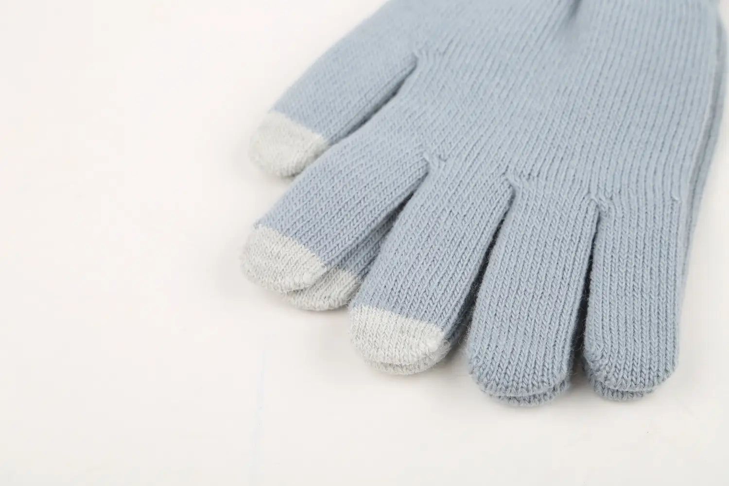 Hellblaue, gestrickte Touchscreen-Winter-Shorts-Handschuhe aus Strick mit weißen Fingerspitzen, ausgelegt für warme unisex Nutzung, von der Rückseite gezeigt