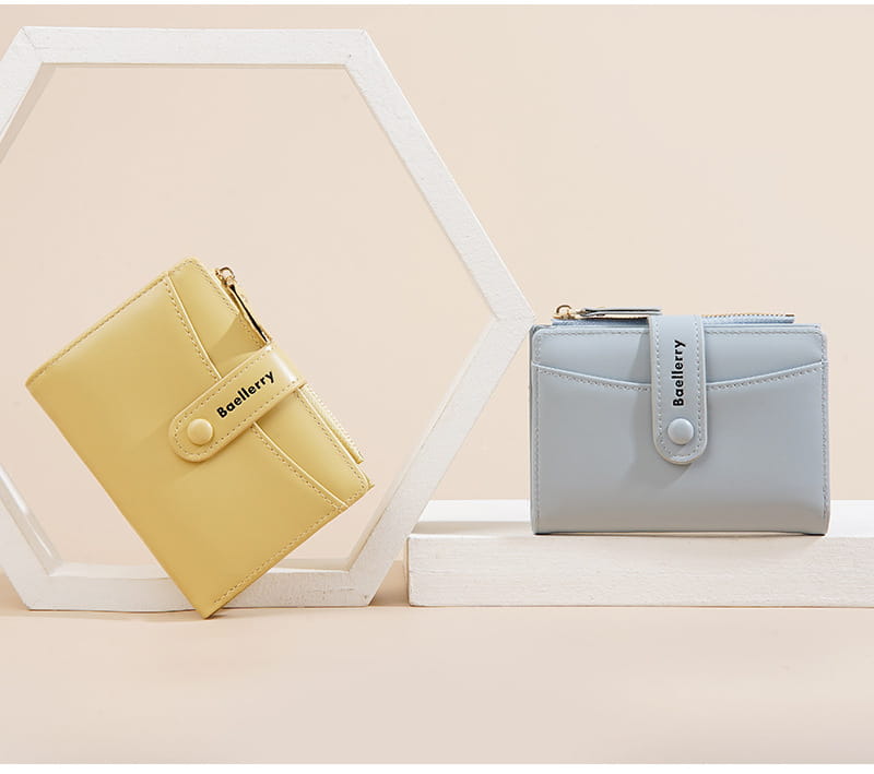 Dos carteras compactas de cuero PU Baellerry para mujer en amarillo pálido y azul claro, con cierre mediante broche y detalles de costura sutiles.