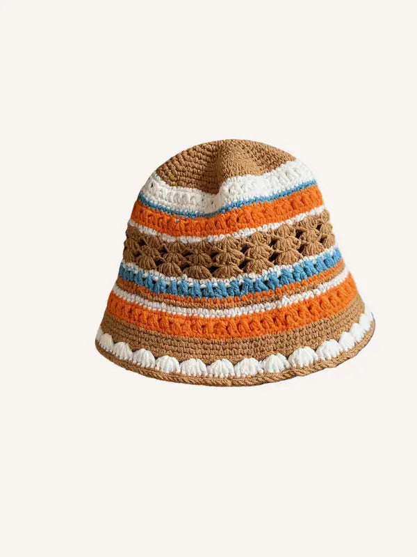 Un chapeau de pêcheur multicolore tricoté à la main, doté d’une conception au crochet faite main, avec des rayures horizontales audacieuses d’orange, de beige, de bleu clair et d’accents blancs, présentant un bord festonné.