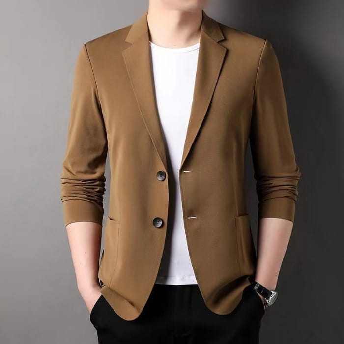 Ein eleganter Leinenblazer für Herren in Übergröße, in Kamelton, mit modernem Schnitt und subtiler Textur, als lässige Jacke konzipiert.