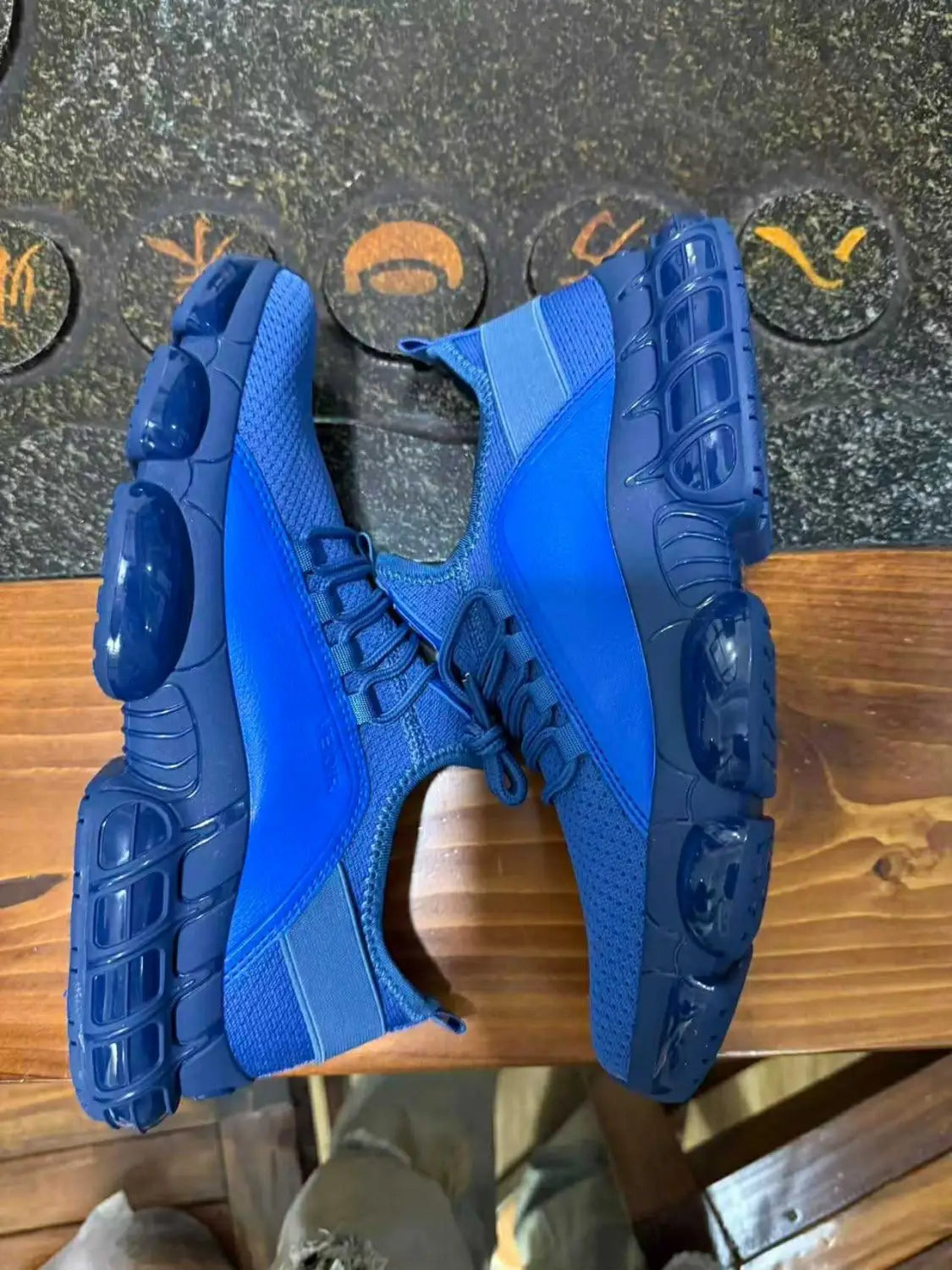 Lebhaft blaue klobige Mesh-Laufsneaker mit leichtem, atmungsaktivem Mesh-Obermaterial und durchscheinender Gummisohle.