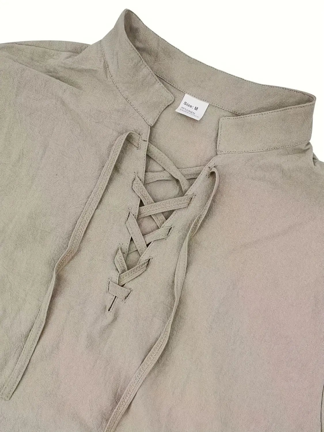 Herren-Cotton-Leinenhemd mit Kordelzug in Beige mit hohem Kragen und Schnürverschluss vorn.