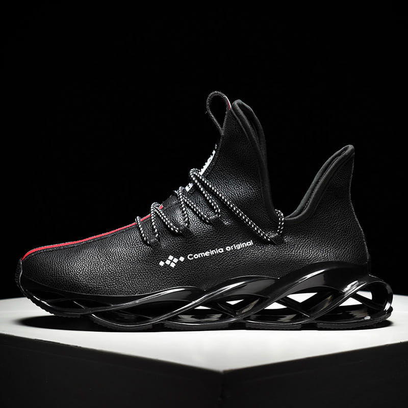 Schwarzer Lederschuh für Wanderungen im Fashion-Stil, Sneaker mit glänzender, wellenartiger Sohle und rotem Akzent entlang der Zehenpartie.