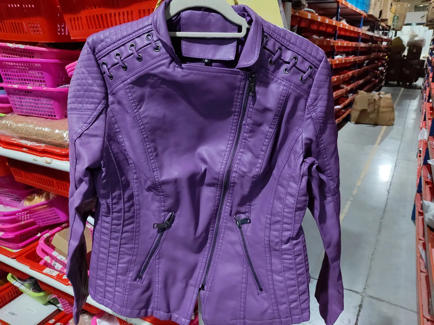 Damen Slim Fit Faux-Leder-Motojacke in Lila mit wattierten (gepolsterten) Einsätzen und schwarzen Reißverschluss-Akzenten.