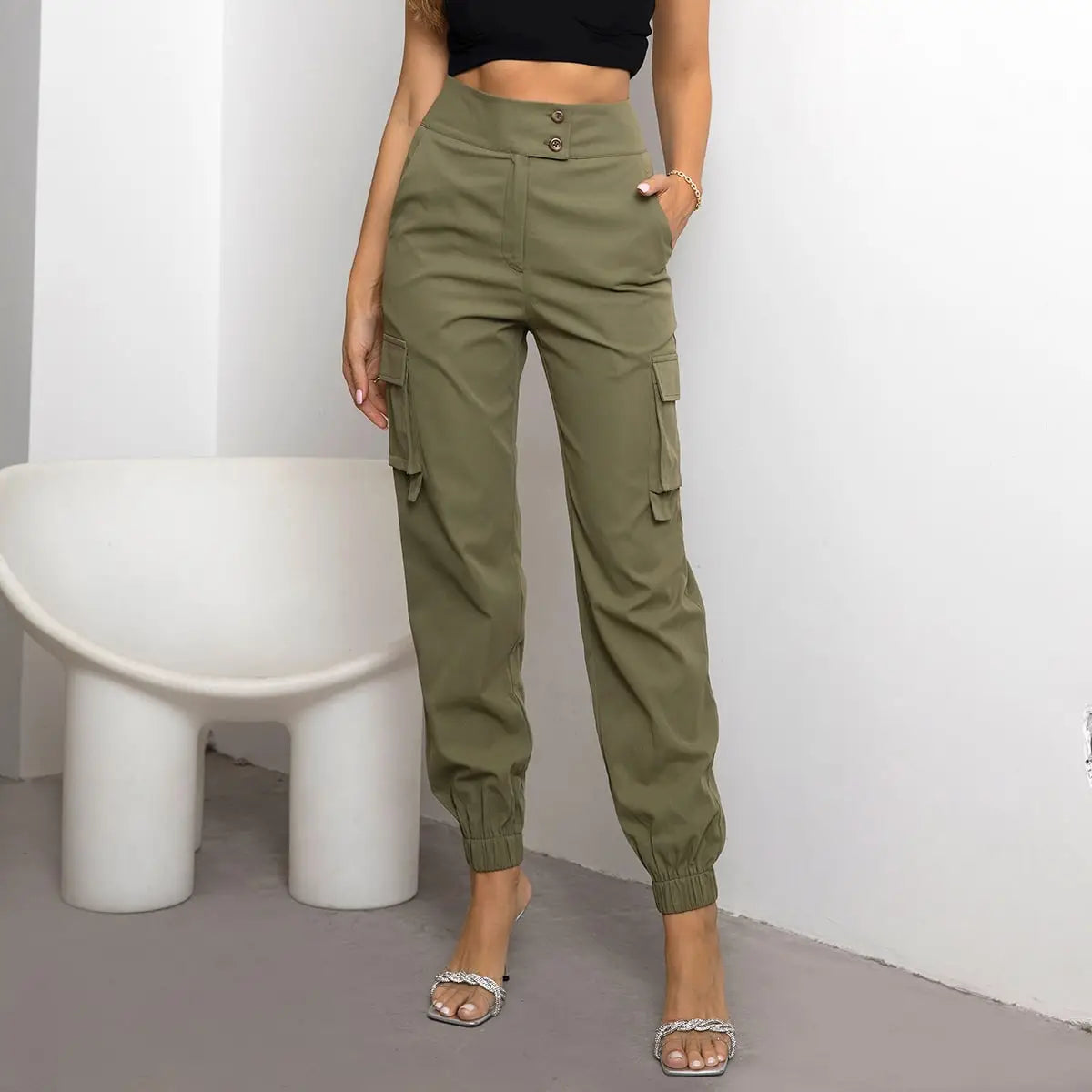 Pantalon cargo vert olive taille haute pour femmes en polyester, avec ceinture boutonnée et poignets élastiques des jambes fuselées.