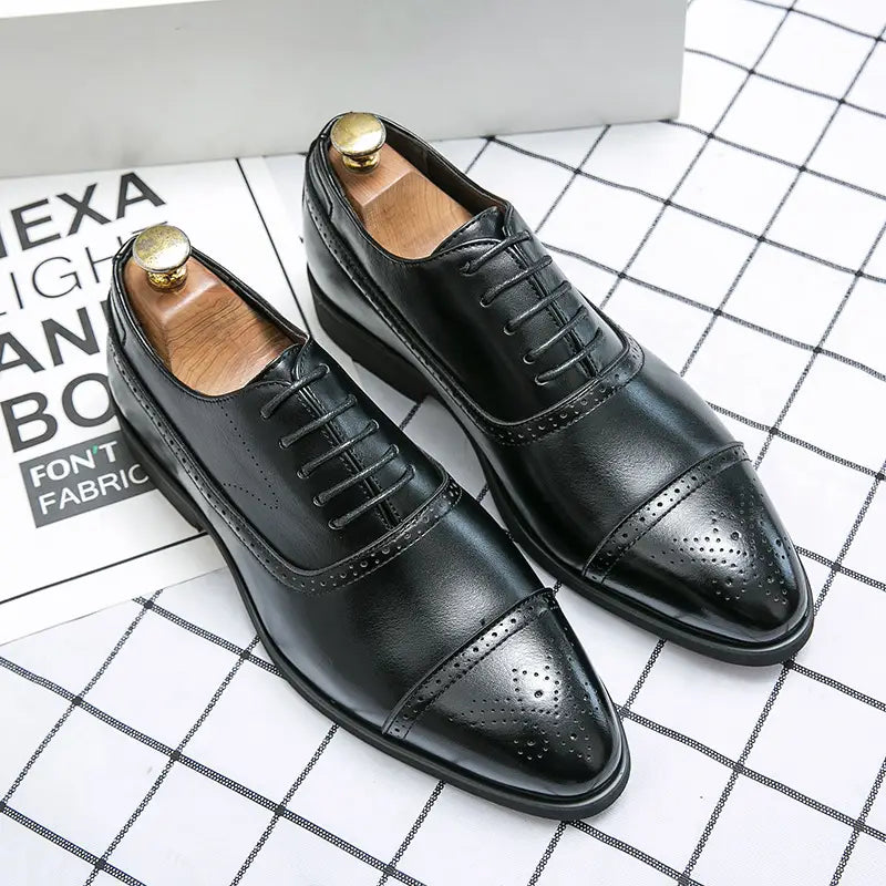 Zapatos de vestir tipo oxford de cuero negro con acabado pulido y detalles decorativos de brogue en la puntera (toe cap) para la vestimenta casual de negocios para hombres