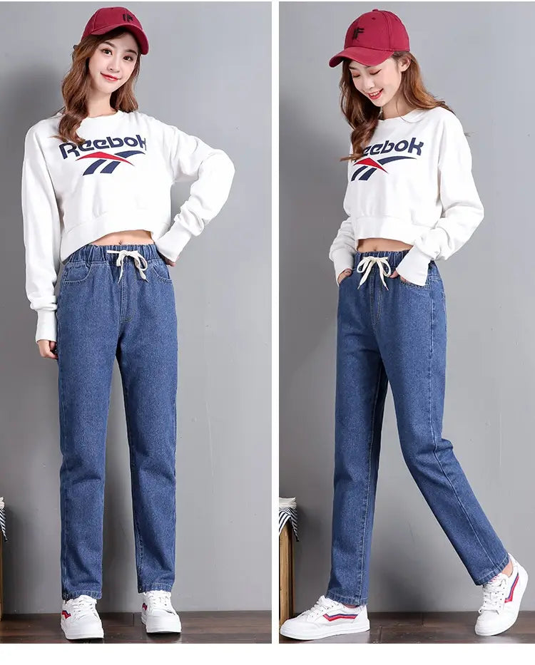 Sweat-shirt Reebok court blanc à manches longues et taille à cordon de serrage, associé à un jean taille haute droit style coréen.