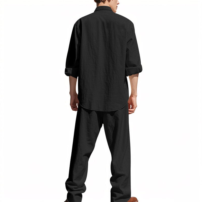 Schwarzes, locker fallendes Leinenhemd mit umgeschlagenen Ärmeln und klassischem Kragen aus dem Set mit Herren-Leinenhemd und -Hose.