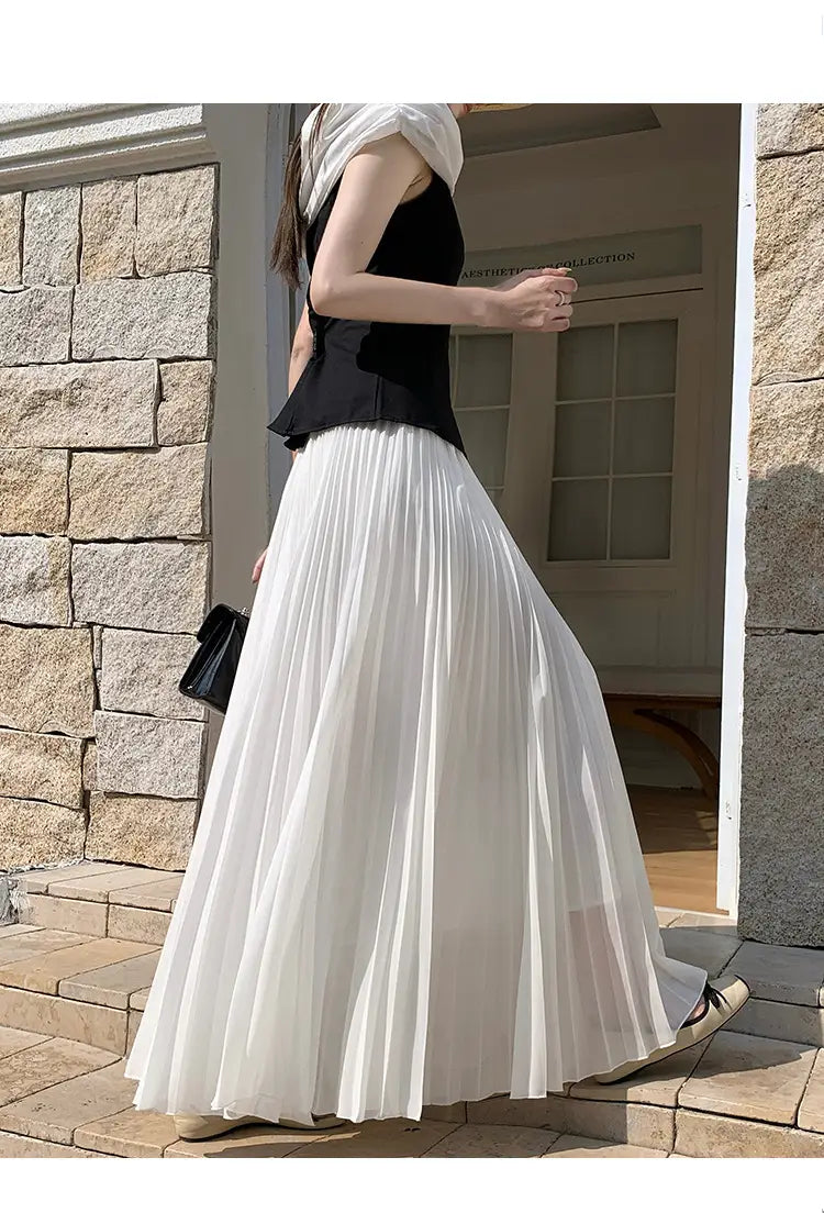 Ein weißer plissierter Chiffon-Maxirock für Damen mit leichtem, halbtransparentem Stoff und fließendem Design.