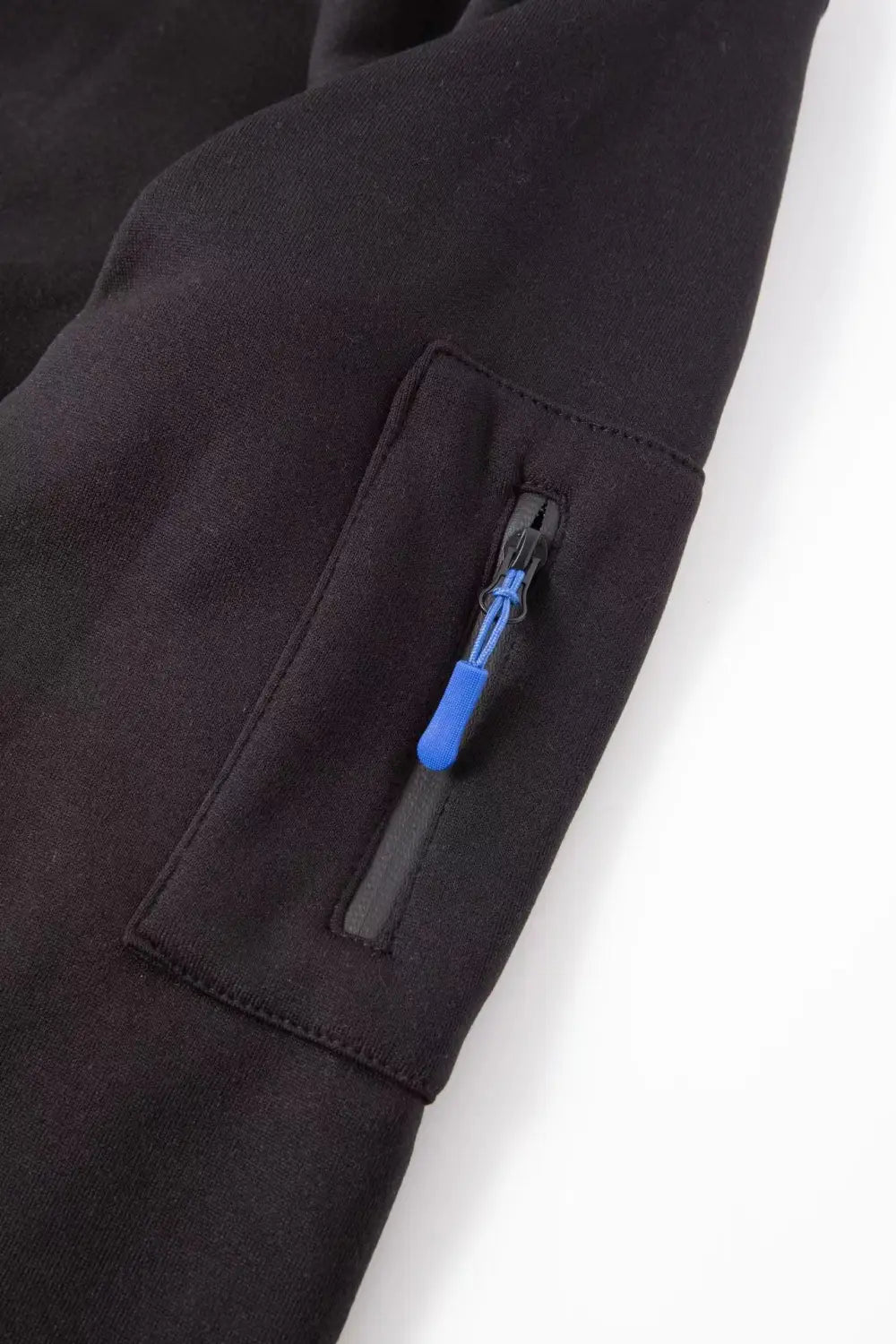 Sudadera deportiva con cierre para hombre en tallas grandes en material soft-shell negro con tirador de cremallera azul en el bolsillo de la manga