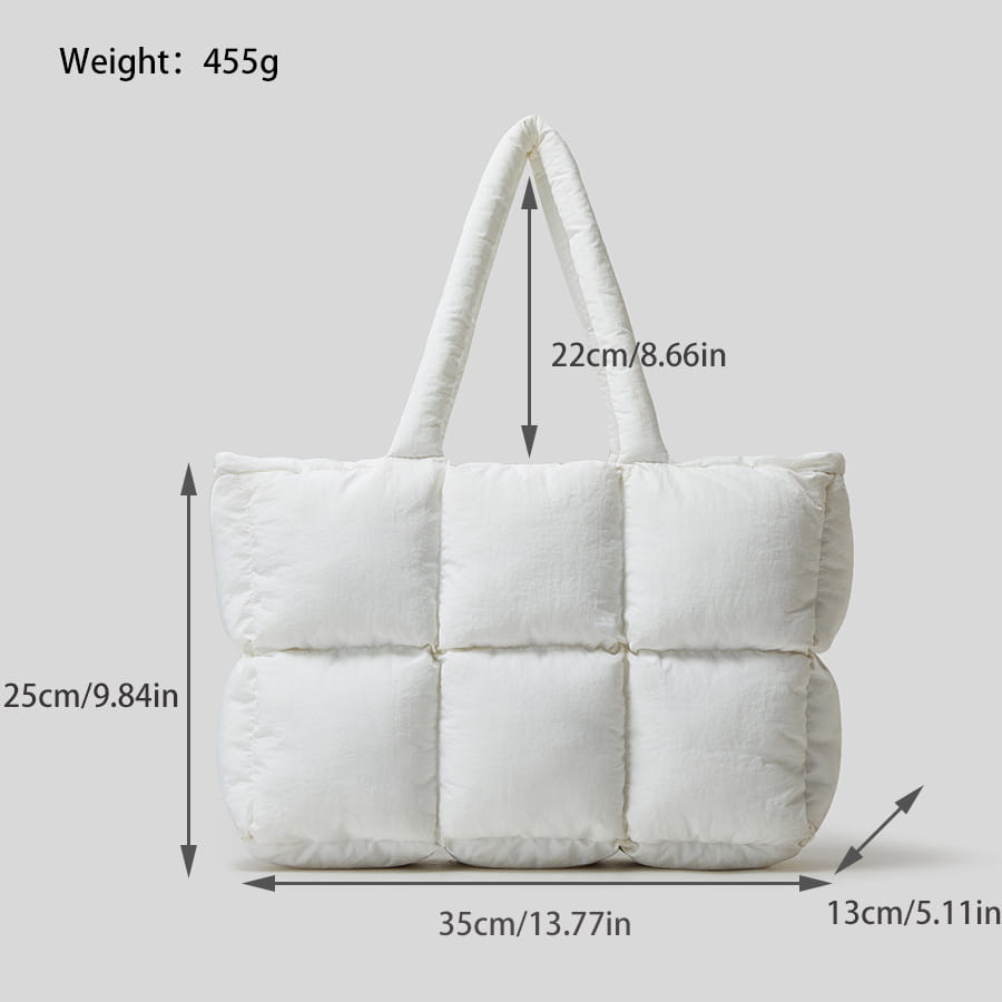 Bolsa tote acolchada tipo puffer blanca con diseño segmentado acolchado y asas a juego confeccionadas con material blando de algodón para bolso.