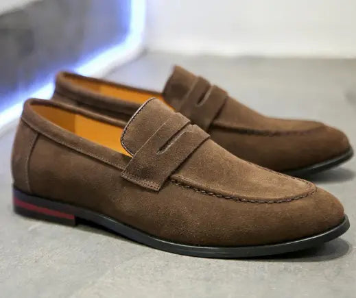 Herren-Wildleder-Pennyloafers in Braun mit klassischem Mokassin-Design und kontrastierendem orangefarbenem Innenfutter, trendige Slip-On-Schuhe.