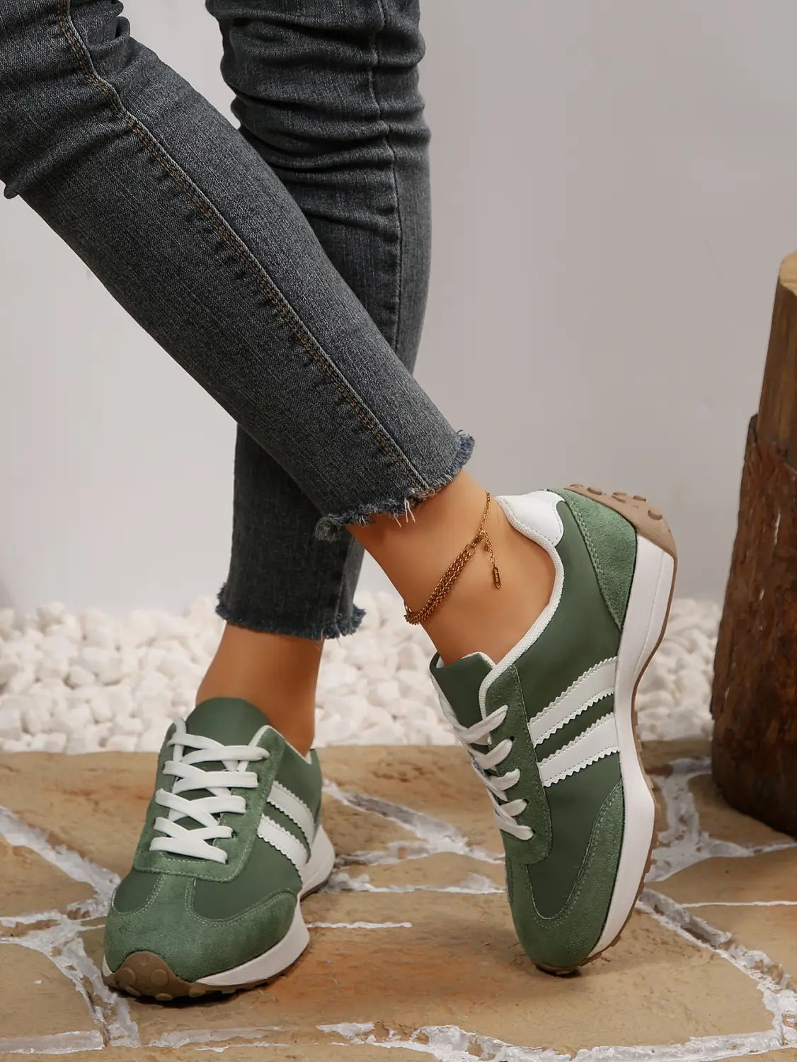 Olivgrüne Damen-Retro-Chunky-Sneaker aus Veloursleder mit weißen Streifen und atmungsaktiver, kompakter weißer Laufsohle; Schuhe mit niedrigem Schaft.