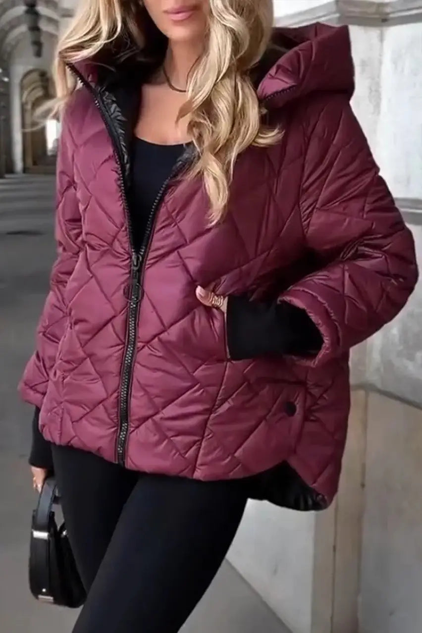 Chaqueta de plumón ligera con capucha para mujer en color burdeos, con acolchado, capucha y cremallera con forro negro.