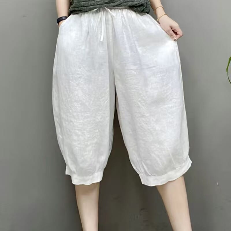 pantalones capri de lino estilo harén de talla grande en color blanco con diseño de ajuste holgado, pretina ajustable con cordón y bajos rematados.