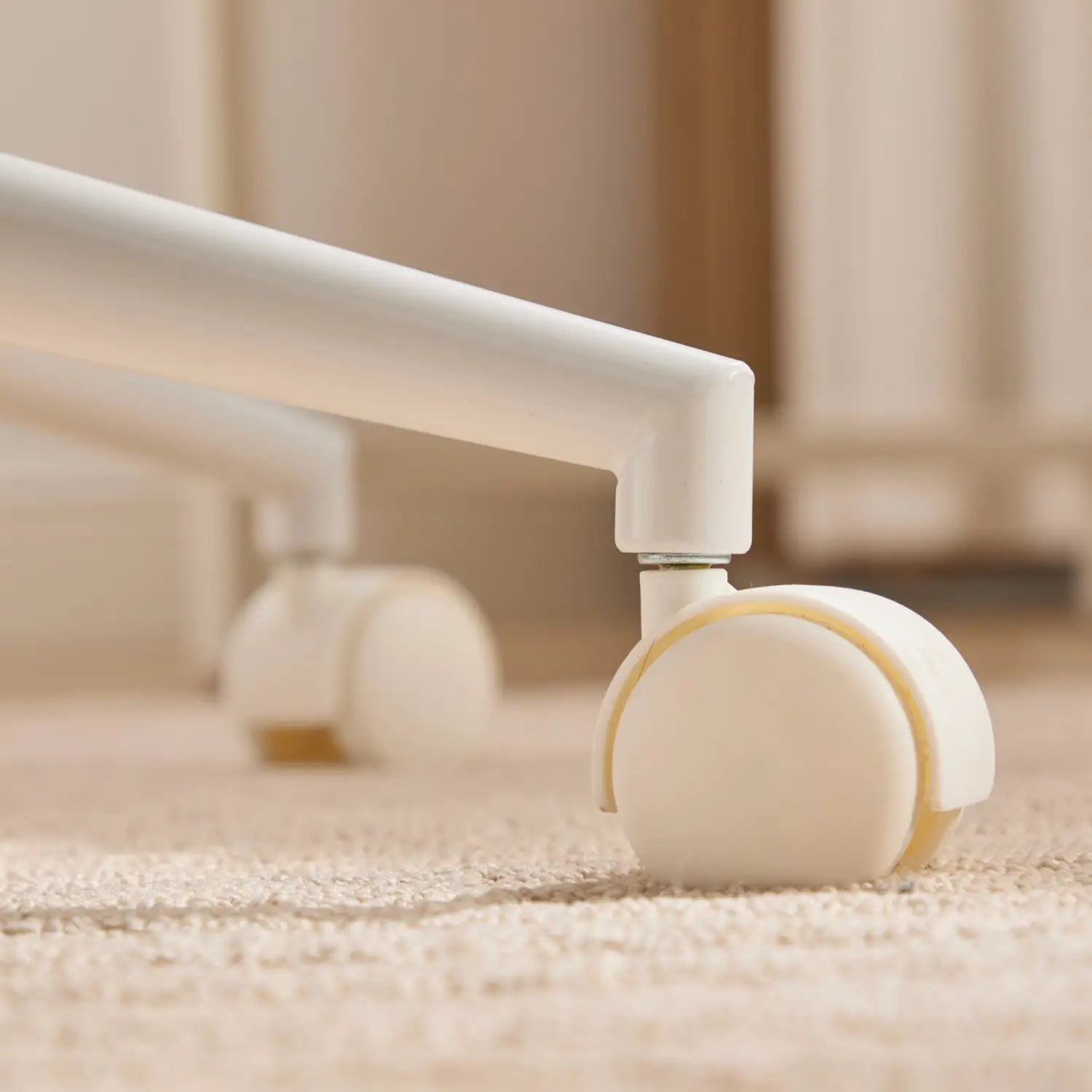 Roue à roulettes en plastique blanc, avec un design lisse et arrondi et un accent jaune discret sur le bord extérieur, pour une chaise de bureau en fausse fourrure à assise large pivotante de type vanité.