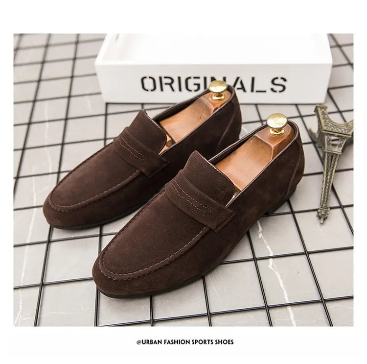 Mocassins en daim à enfiler pour homme en brun, avec un design classique et une doublure en cuir beige.