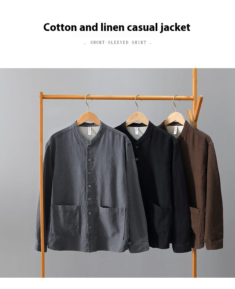 Tres camisas casuales de lino rami para caballero con cuello mandarina en gris, negro y marrón, confeccionadas en algodón y lino, colgadas en perchas de madera.