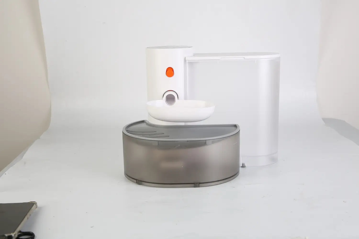 fontaine à eau intelligente sans fil rechargeable pour animal de compagnie blanche et argentée avec un réservoir d’eau transparent et une capacité de 3 litres