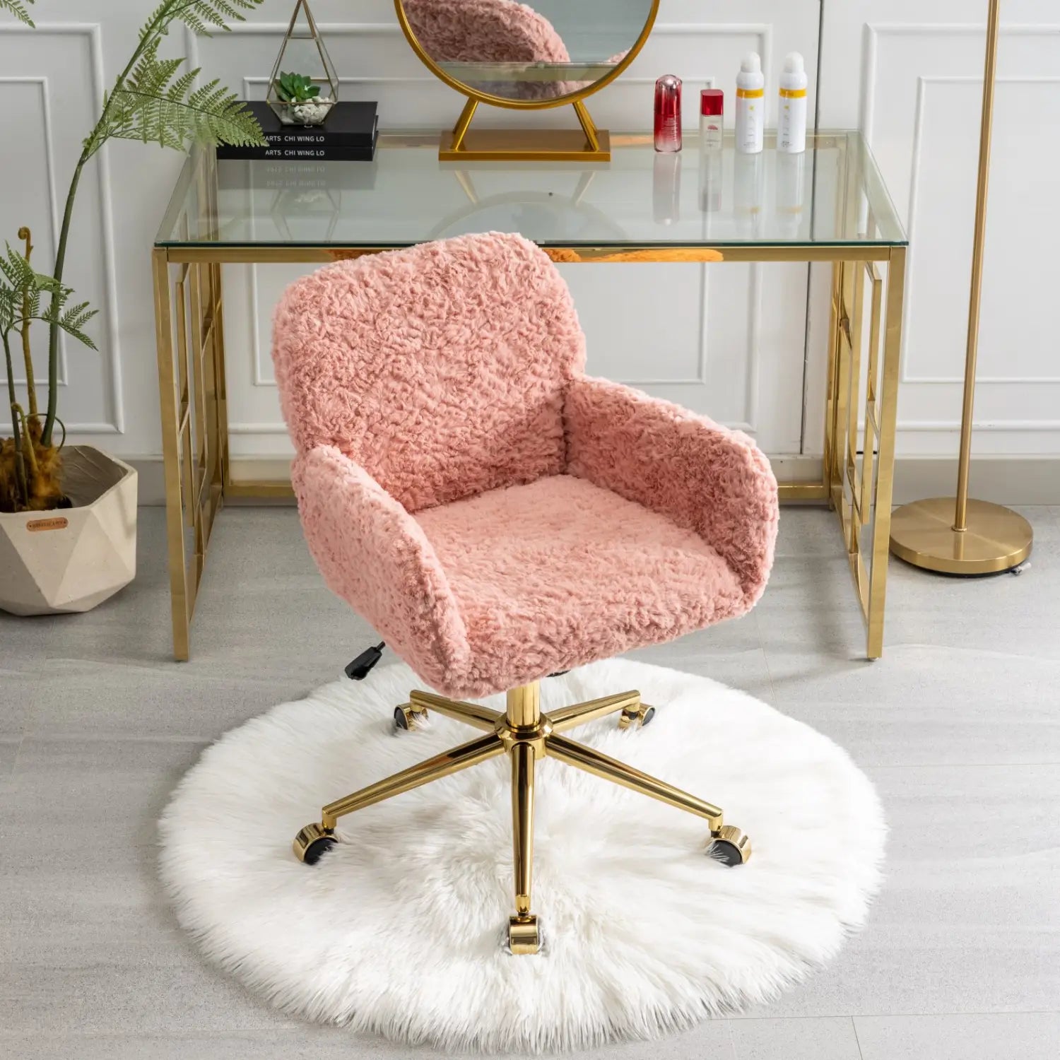 Chaise de bureau en fausse fourrure rose avec piétement en métal doré et roues, vue depuis l’arrière.